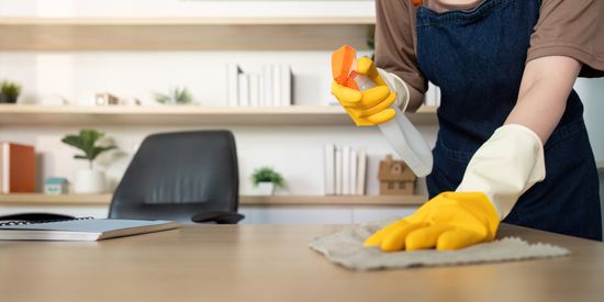 persona limpiando escritorio