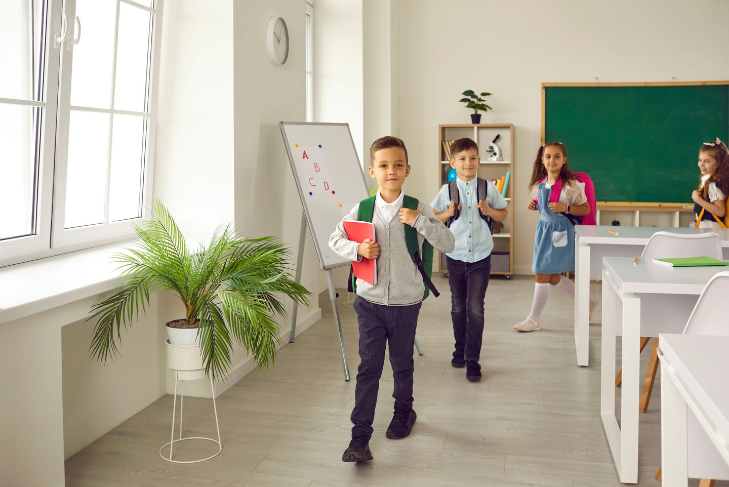 Niño en salón de clases