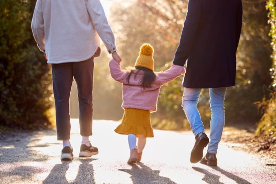 familia caminando abrigados en el frío