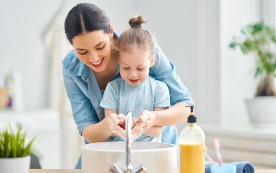 mamá e hija lavándose las manos