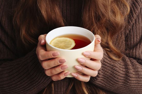 mujer tomando taza de té